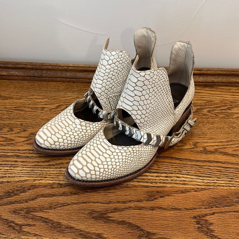 Women's Freebird Ivory Snake Buckle Blade Ankle Boots Booties sz.9